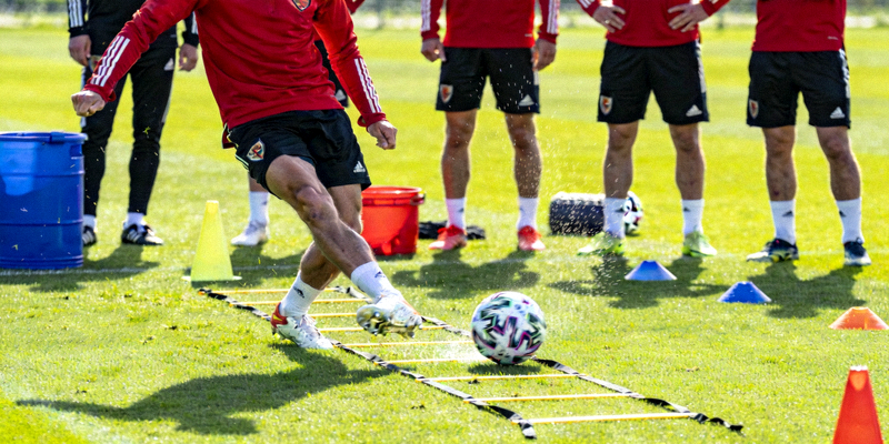 足球运动员在训练中练习任意球